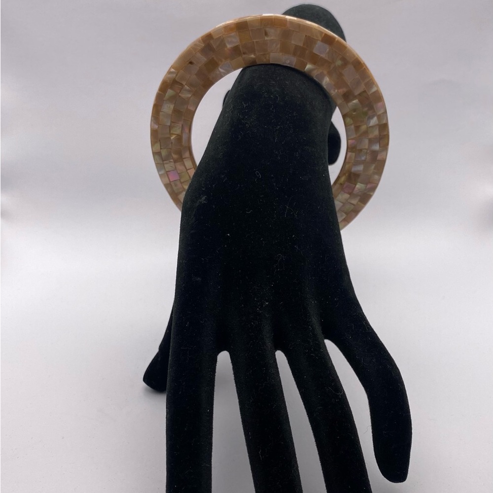 Beautiful Shell Bangle Bracelet (Beige)